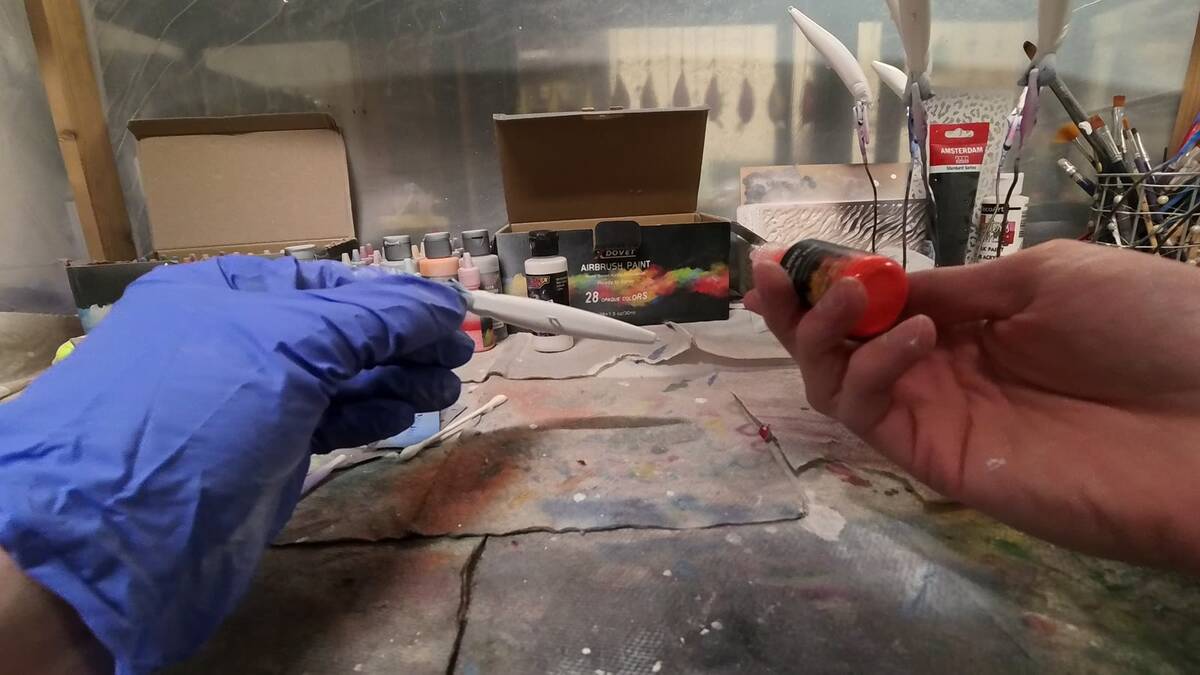 Leurre blanc tenu avant la peinture